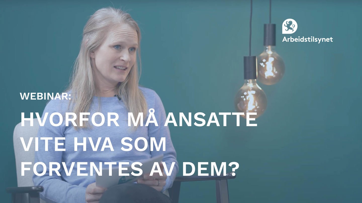 Bilde fra webinaret, av programleder Karin Scheel. Hun sitter i en stol og snakker med noen som vi ikke ser.
