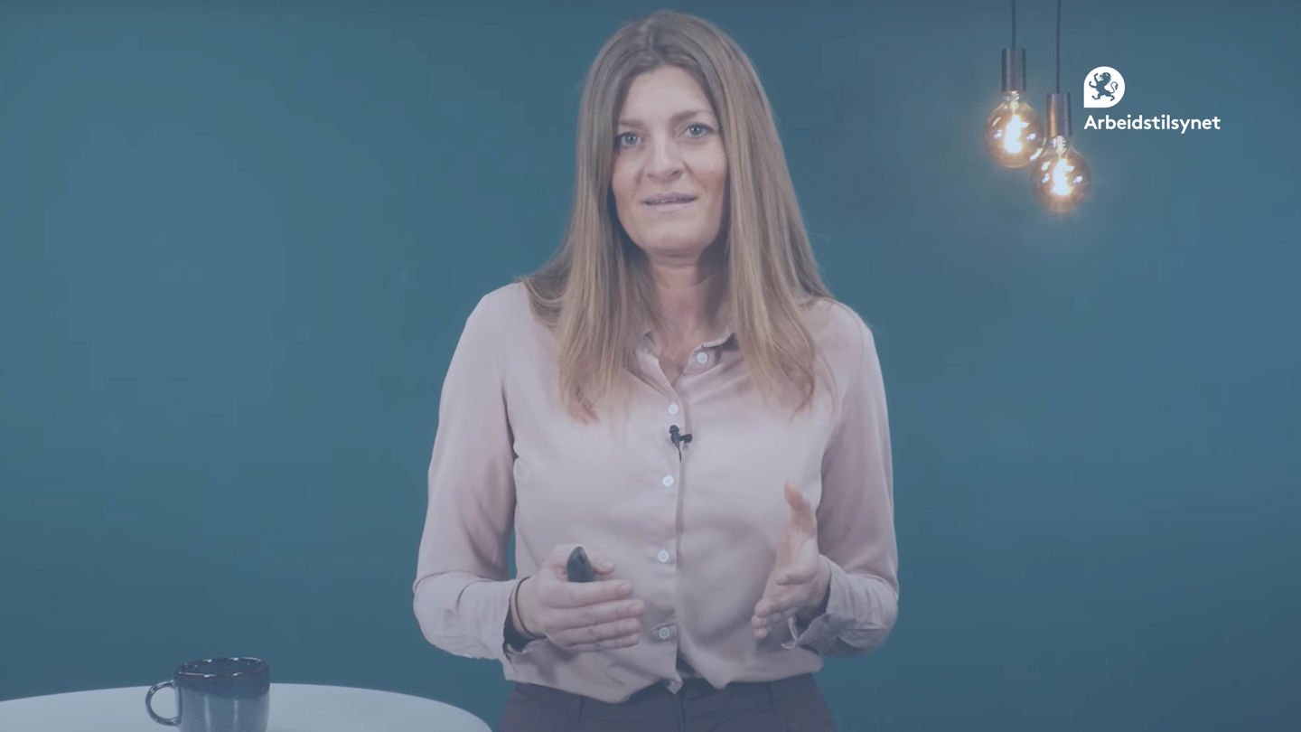 Bilde av programleder Ingri. Hun ser rett i kamera og snakker.