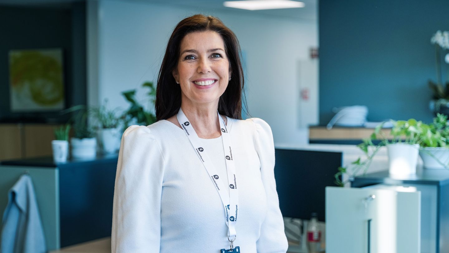 Bildet viser en kvinne i kontorlandskap